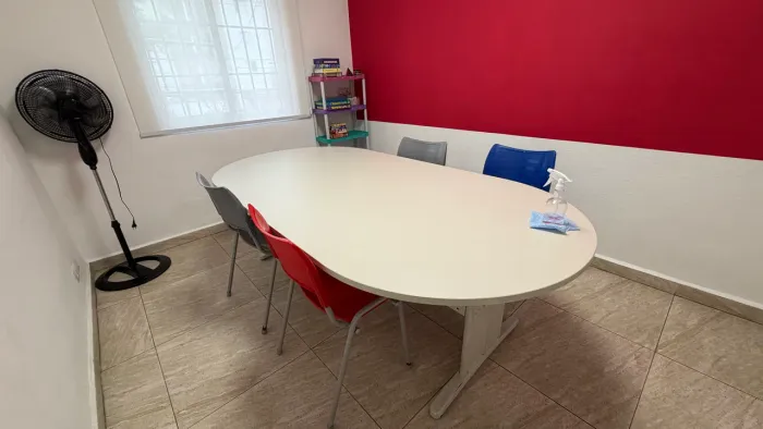 Mesa de Reunião Oval Branca 2,40 x 1,20 m - Excelente Estado