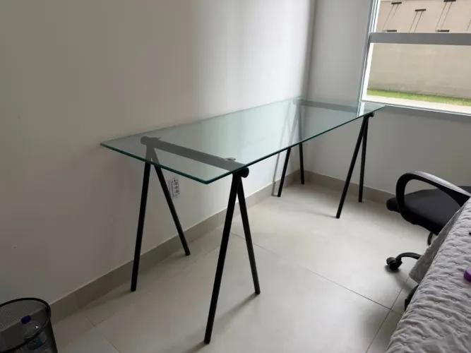Mesa de Escritório Tok&Stok de Vidro Temperado com Cavaletes Pretos