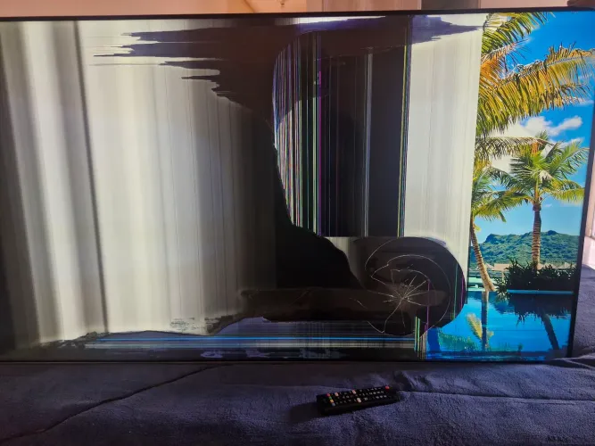 Vendo tv lg com tela tricada