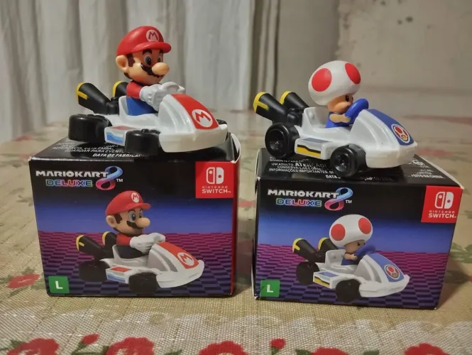 2 Carrinhos Mario Kart Deluxe com Personagens Mario e Toad - Nintendo Switch