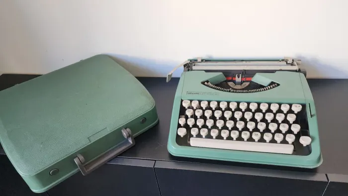 Máquina de Escrever Olivetti Lettera 82 - Funcionando Perfeitamente + Maleta