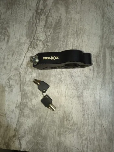 Trava para maçaneta de moto na cor preta.