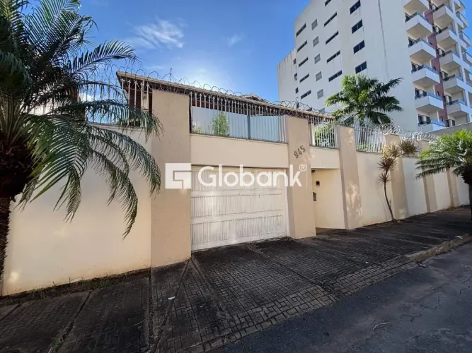 Casa com 5 quartos, sendo 1 suite, 6 banheiros, 5 vagas de garagem, no bairro São José