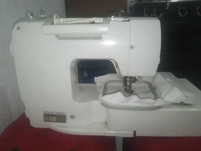 Essa é uma máquina de costura e bordado eletrônica. Sun special SS-1300