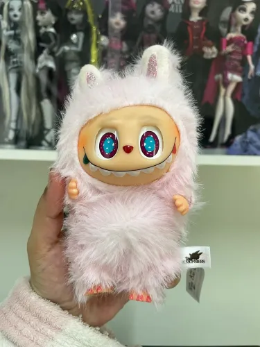 Labubu rosa bebê