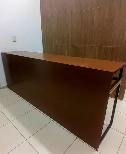 Balcão Expositor / Atendimento - Estrutura em Aço + OSB | 2,44m