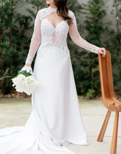 Vestido de noiva sereia/evasê em crepe com renda e bordado