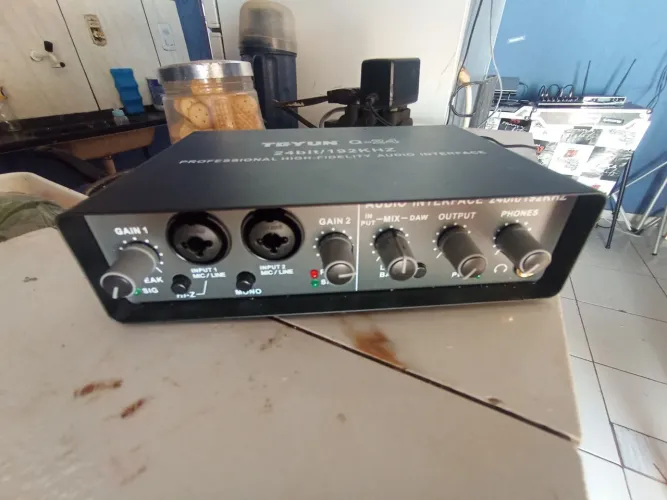 Interface de áudio Q24 nova