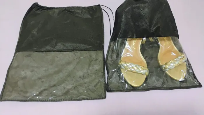 9 sacos de TNT para calçados e 10 organizadores para camisetas 
