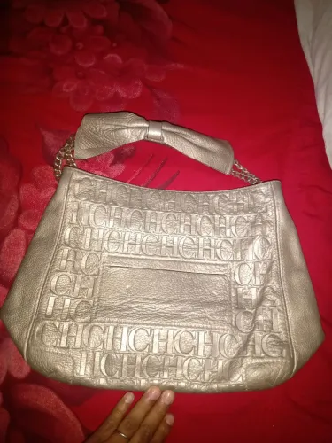 Vendo bolsa original da Carolina herreira pouco tempo de uso nenhum defeito valor 800