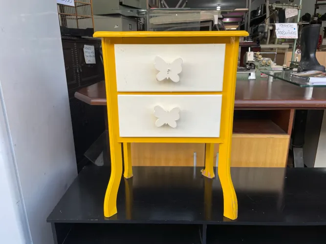 Mesa de Cabeceira Amarela com Duas Gavetas Branca