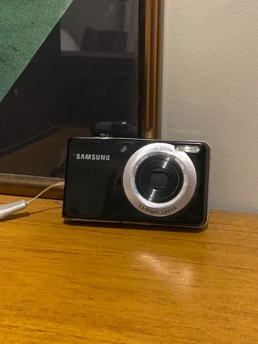 Câmera digital Samsung com tela frontal