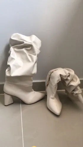 Bota Feminina Slouchy bico fino Salto Bloco Elegante Off White