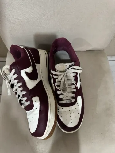 NIKE AIR FORCE 1 07 VINHO/BRANCO