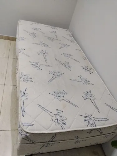Cama box de solteiro. Medidas: 1.88 comprimento, 87 largura e 51 altura
