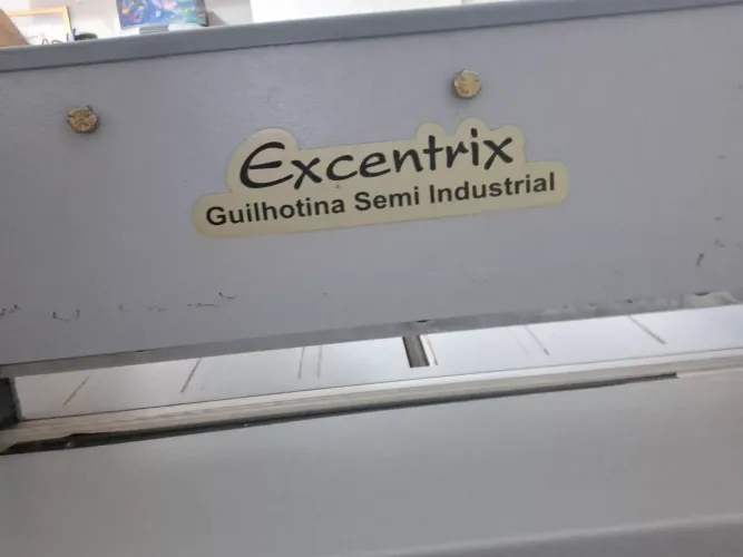 Guilhotina Semi Industrial Excentrix Standard 430 com mesa de apoio