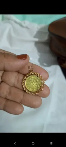 Vendo moeda de ouro 18k, com suporte de ouro 16k