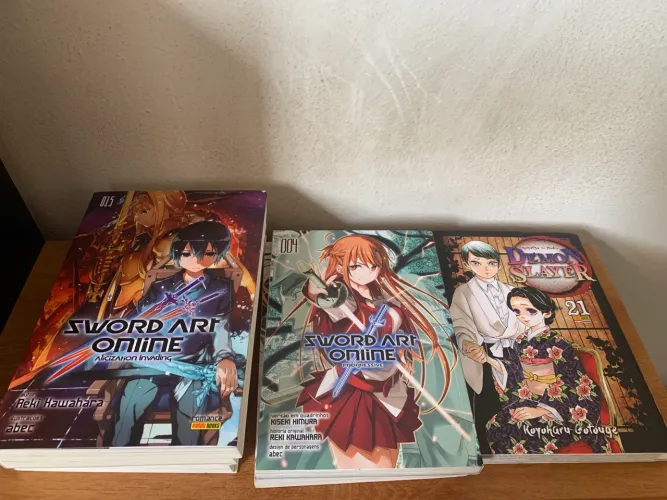 Lote de manga e light novel Sword art online e damon slayer