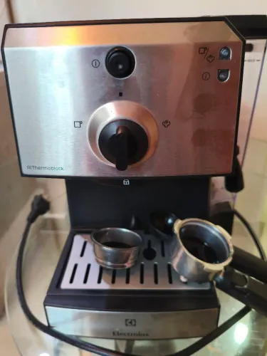 Cafeteira expresso Eletrolux ( linha chef EMC10)