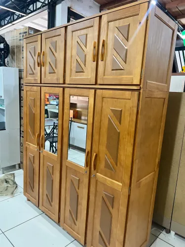 Guarda roupa de madeira 