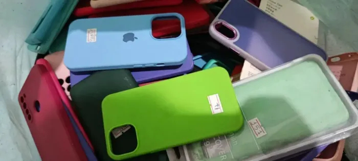 Lote de capas para celular, incluindo iPhone. Obs: Tem mais de 140 unidades