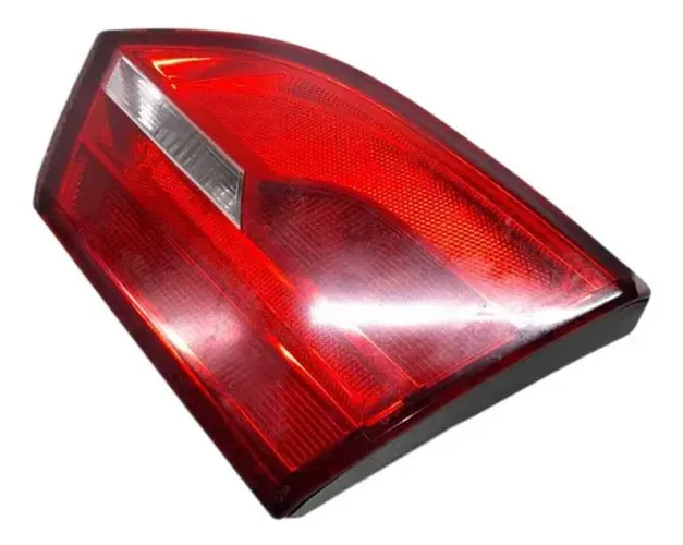 Lanterna Tampa Traseira Lado Direito Volkswagen Jetta 2012 Direito/passageiro Vermelho