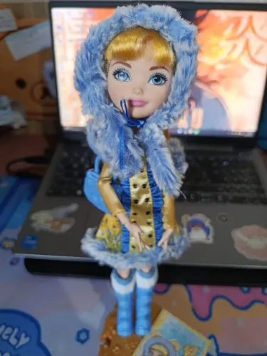 Boneca Ever After High Blondie Lockes Epic Winter - Acompanha bolsa