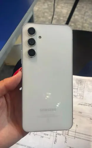 Vendo a54 128gb detalhe de tela trincada e algumas marcas de uso. Porem funcionando tudo