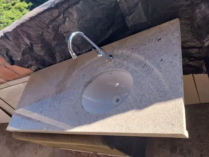 Bancada de granito para banheiro 130×52, com a Cuba e válvula + torneira inox docol