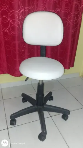 Vendo cadeira para salão de beleza e estúdio.