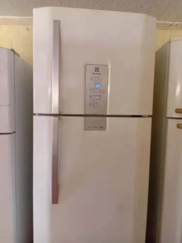 VENDO UMA GELADEIRA ELECTROLUX USADA TODA BOA FOCIONADA PERFEITA 
