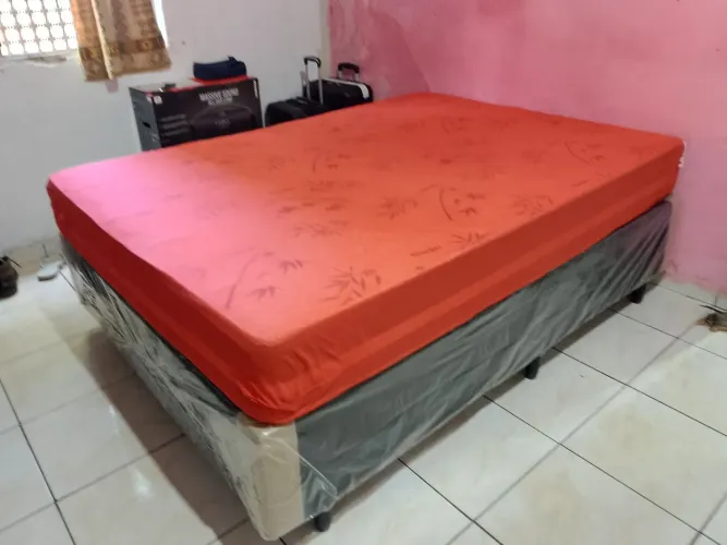 Cama e guarda roupas