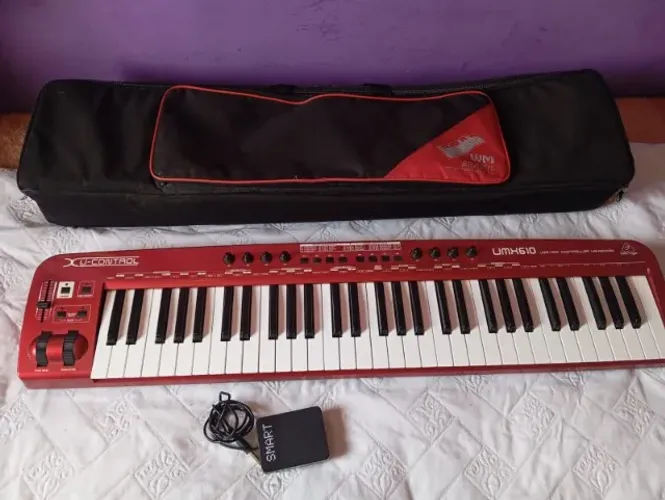 Controlador MIDI Behringer UMX610 - 61 Teclas - Excelente Estado