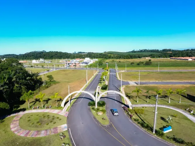 Terreno em loteamento, 240m², parcelamento direto. Araquari