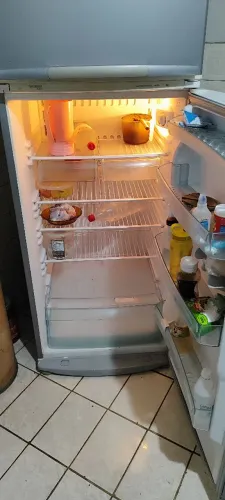 Vendo geladeira ela tá gelando em cima mais em baixo parou não sei pq