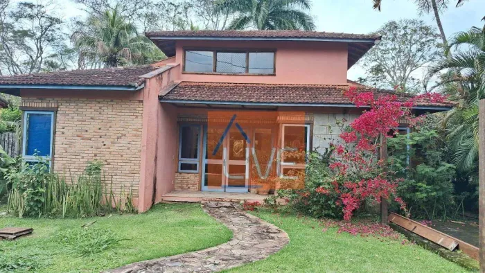 LIVE VENDE: Casa em condomínio com 4 quartos, sendo 2 suítes e vaga, 270 m² por R$ 810.000