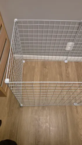 Cercado pet desmontável em tela de aço, ideal para filhotes e cães de pequeno porte.