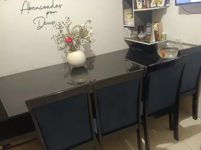 Mesa de jantar de vidro com 8 cadeiras