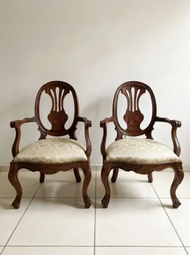 Poltronas Clássicas de Madeira Maciça 