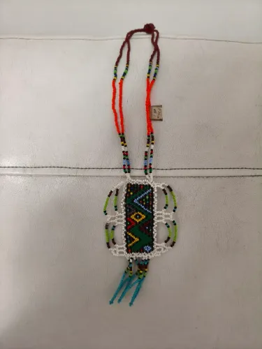 Colar tradicional Zulu,da África do Sul com miçangas.Artesanato étnico tribal.