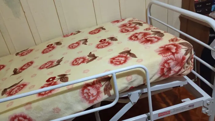 Cama hospitalar em bom estado 