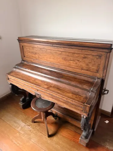 Piano Antigo Francês Pleyel - Relíquia e Elegância