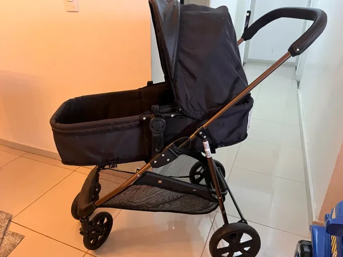 VENDE-SE CARRINHO DE BEBÊ COM BEBÊ CONFORTO ENCAIXÁVEL GALZERANO