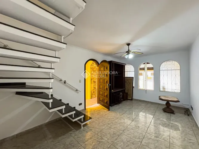 Espaçoso Sobrado com 3 Dormitórios e 2 Vagas - Santa Terezinha, São Bernardo do Campo