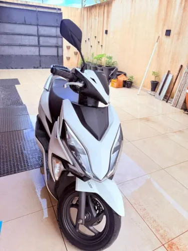 Vendo essa linda moto Elite abaixo Fipe. Apenas R$ 11.000,00. Não aceito troca. Só venda.