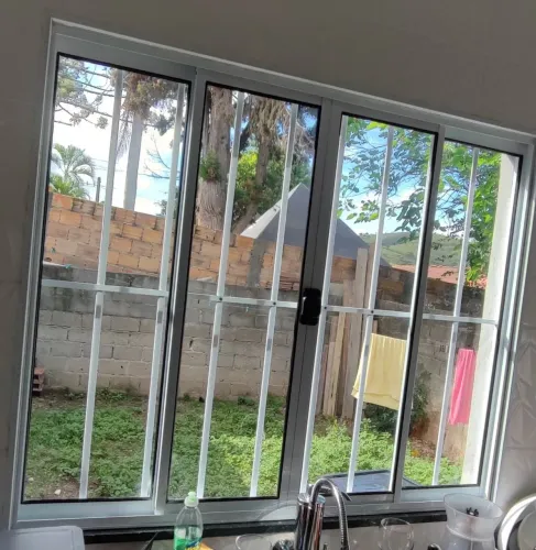 Janela de alumínio com vidro e grade