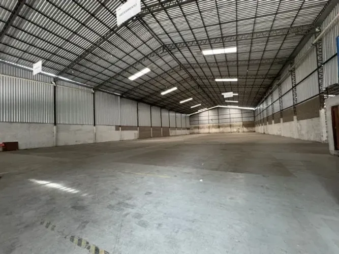 Galpão/Armazém 2.350m² c/ 6 Docas em Condominio no Tarumã