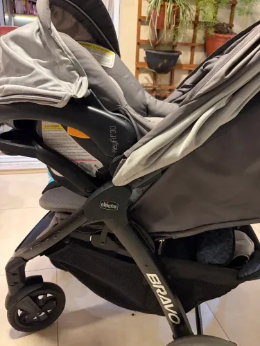 carrinho de bebê , bebê conforto e suporte para carro modelo chicco bravo travel system