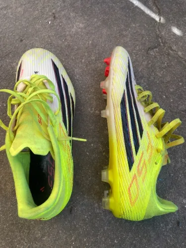 Chuteira f50 adidas, pouco tempo de uso, levinha, estou vendendo porque está apertado meu