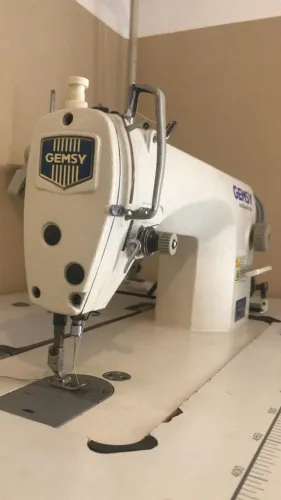 OFERTA - Máquina reta Gemsy - Usada